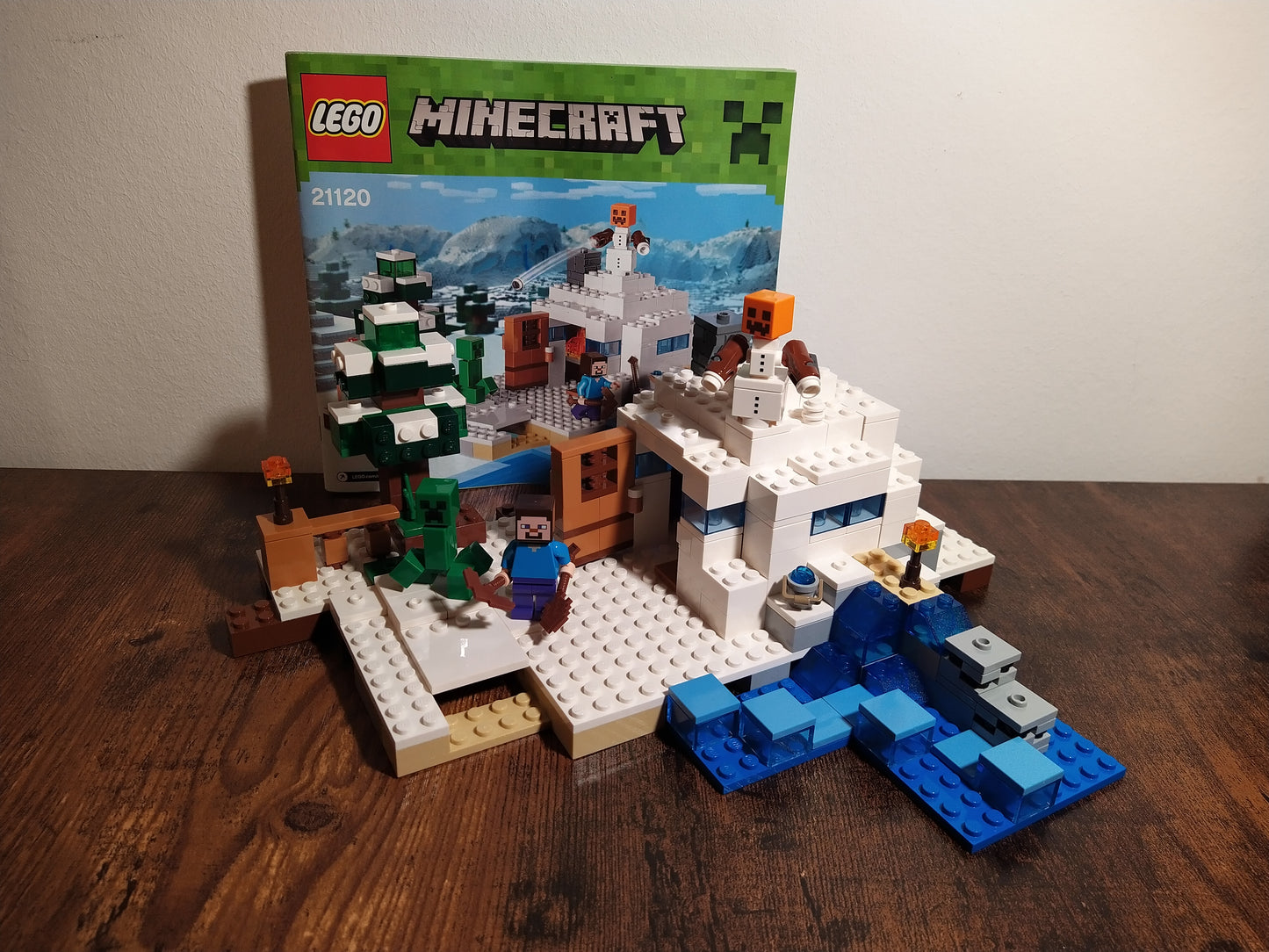 LEGO® Minecraft | Das Versteck im Schnee 21120