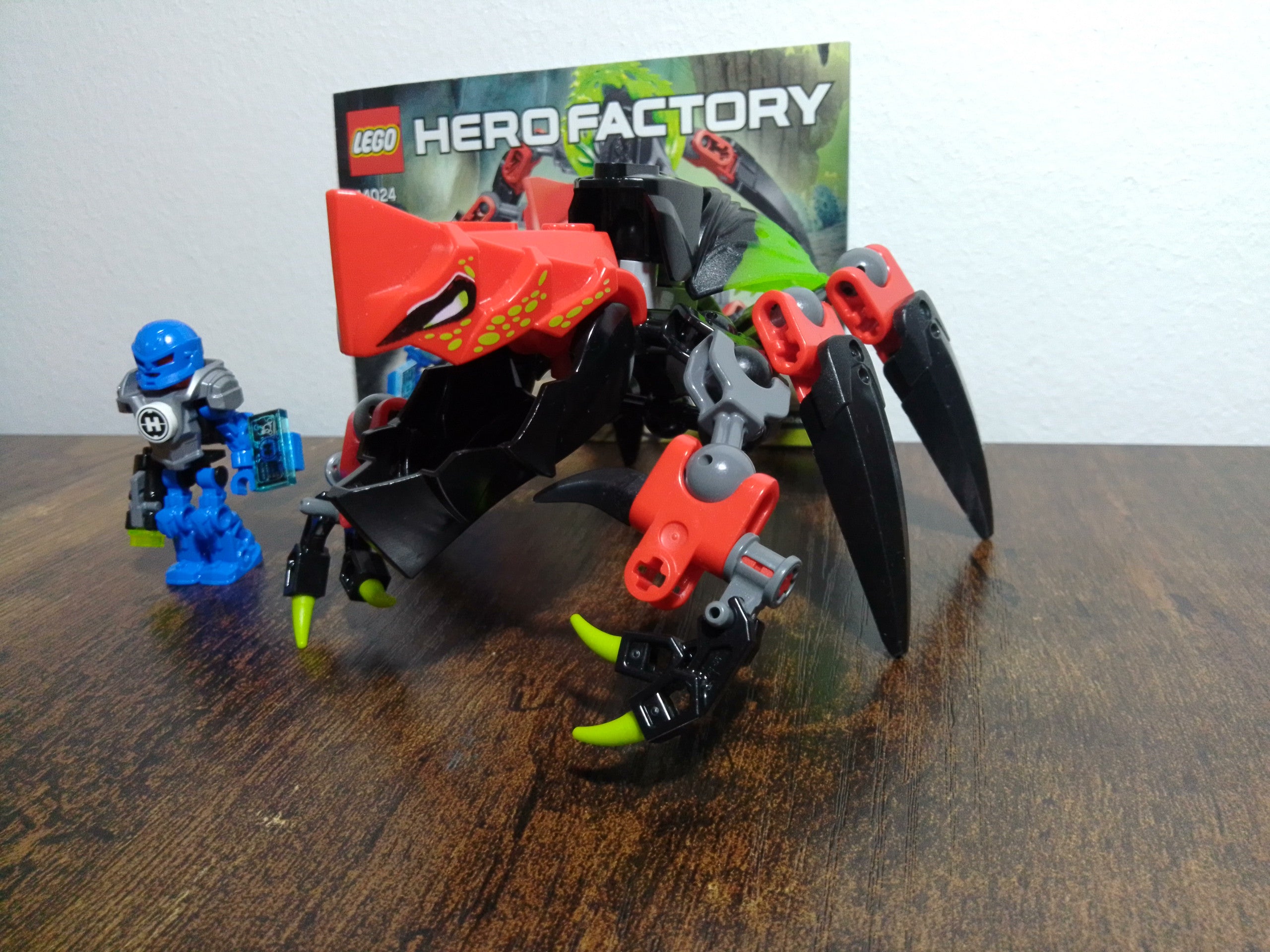 LEGO Hero Factory Tunneler Beast vs. SURGE 44024 versibrix