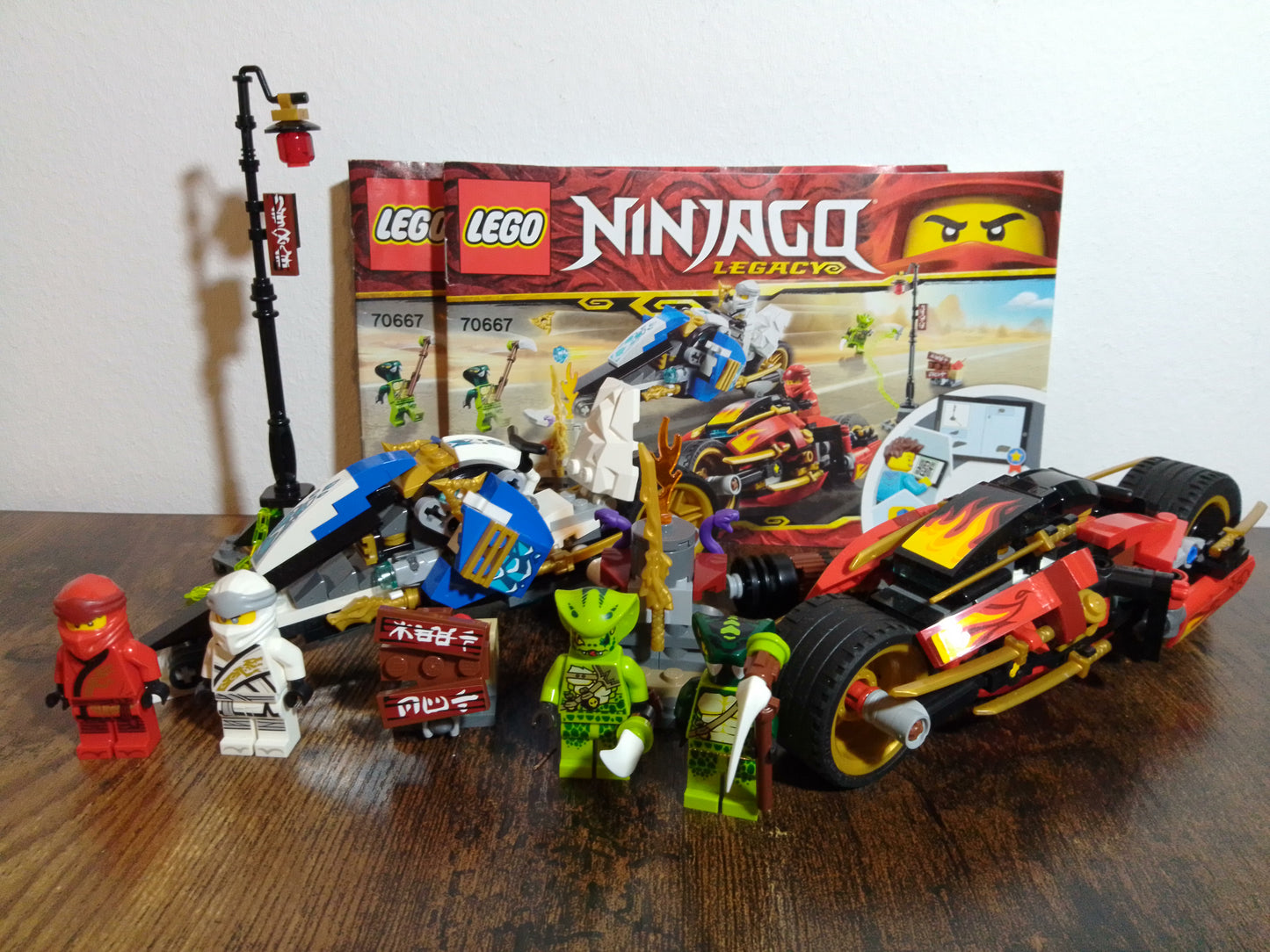 LEGO® Ninjago | Kais Feuer-Bike & Zanes Schneemobil 70667