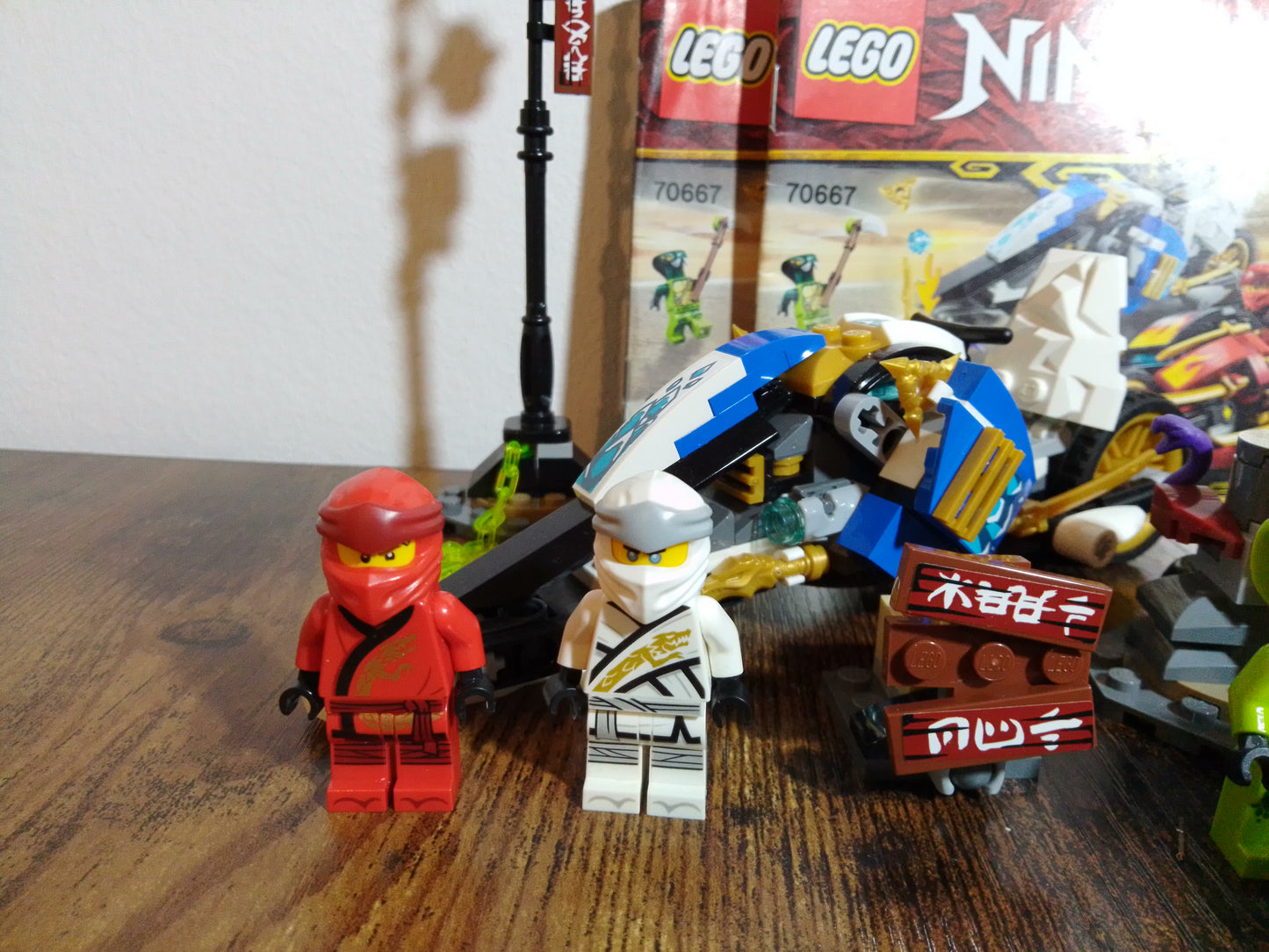 LEGO® Ninjago | Kais Feuer-Bike & Zanes Schneemobil 70667