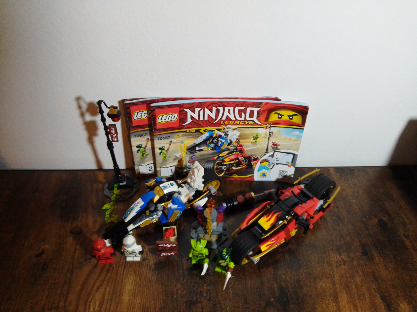 LEGO® Ninjago | Kais Feuer-Bike & Zanes Schneemobil 70667