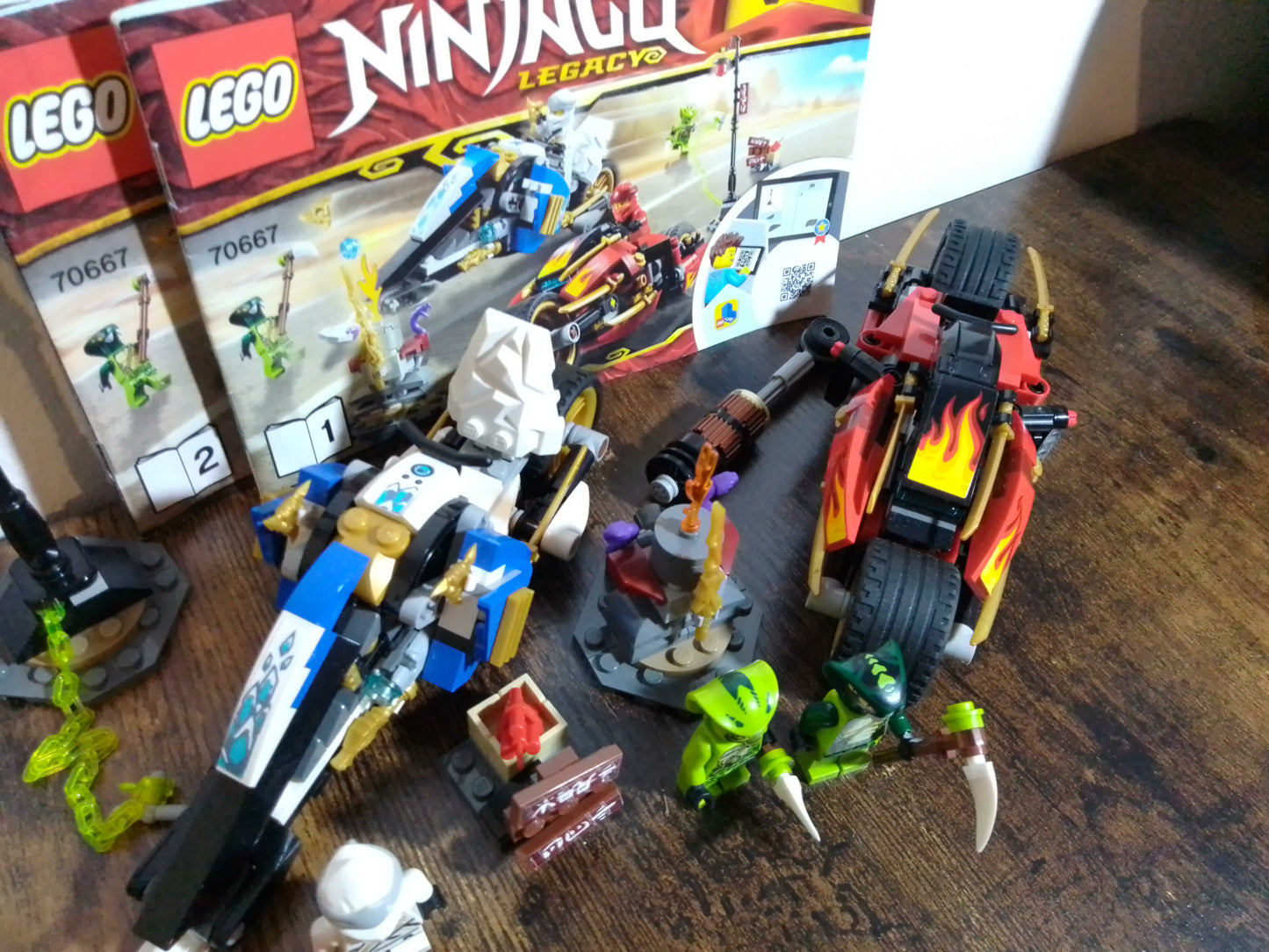 LEGO® Ninjago | Kais Feuer-Bike & Zanes Schneemobil 70667